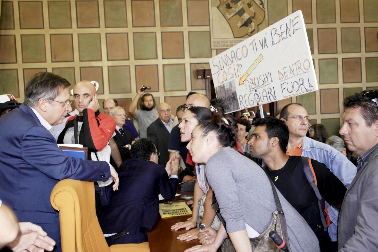 Un momento della contestazione al sindaco in Consiglio comunale (foto Fabio Muzzi)