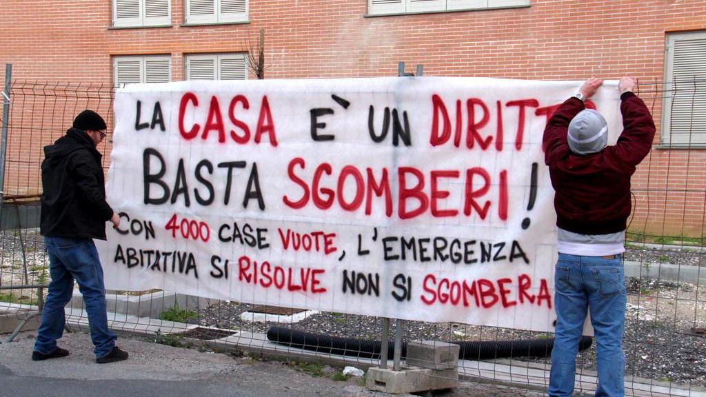 Una protesta contro gli sgomberi delle case occupate (archivio)