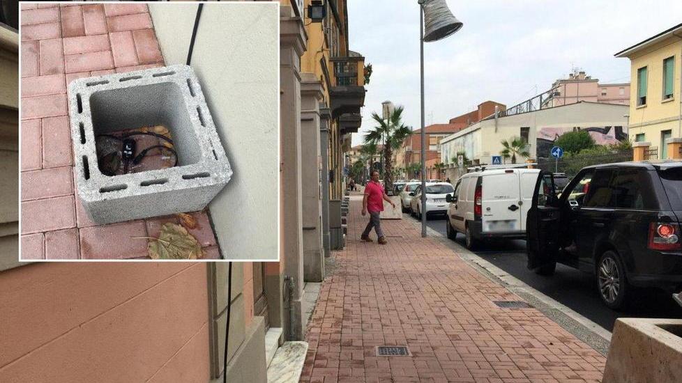 Spariscono le nuove luci e via Dante torna al buio