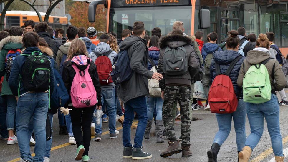 Il bus per Pontedera è strapieno e i ragazzi vengono lasciati a piedi 