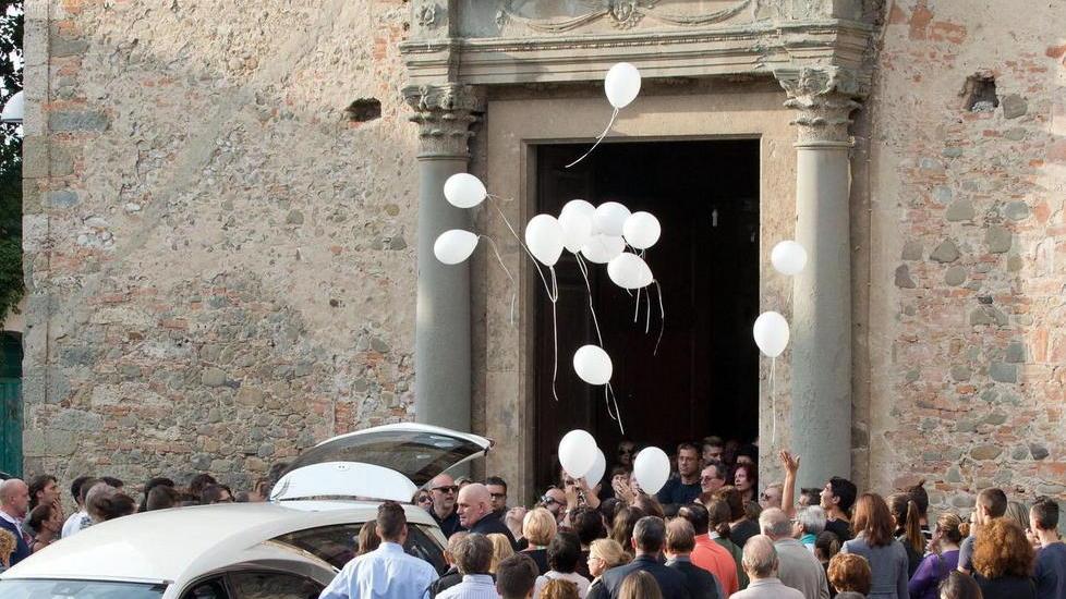 Palloncini bianchi e la maglia da basket per i funerali di Luca e Gloria