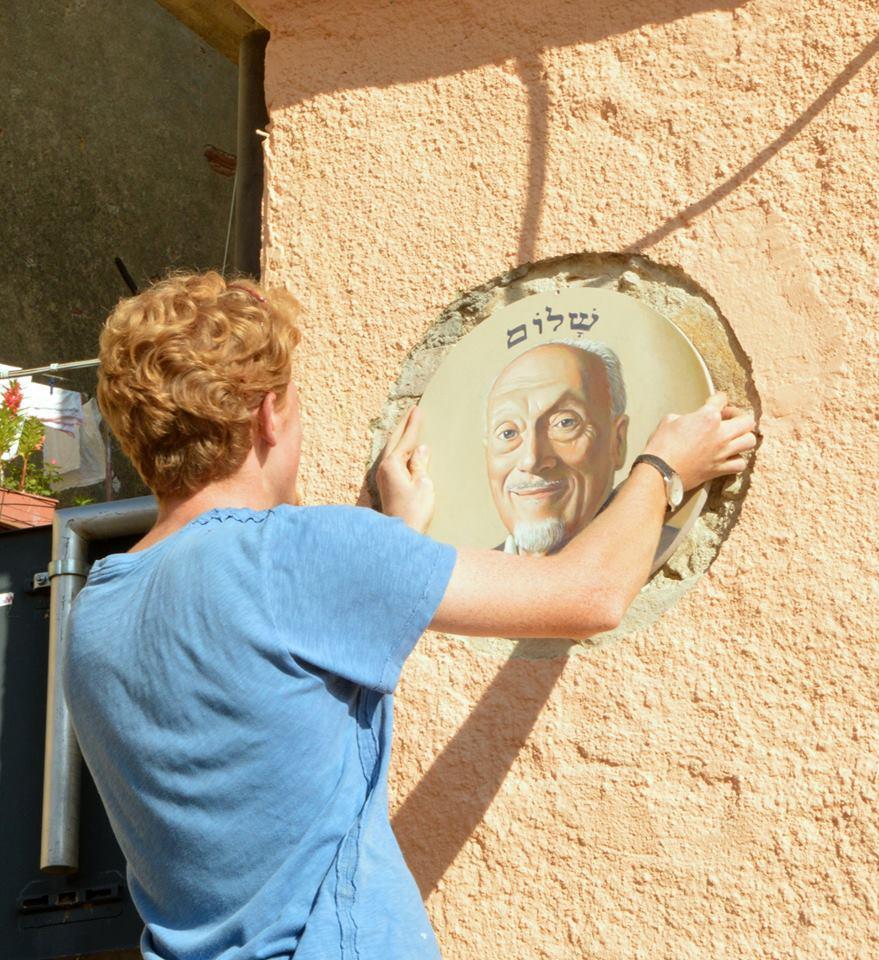 Si sistema il bassorilievo dedicato ad Elio Toaff