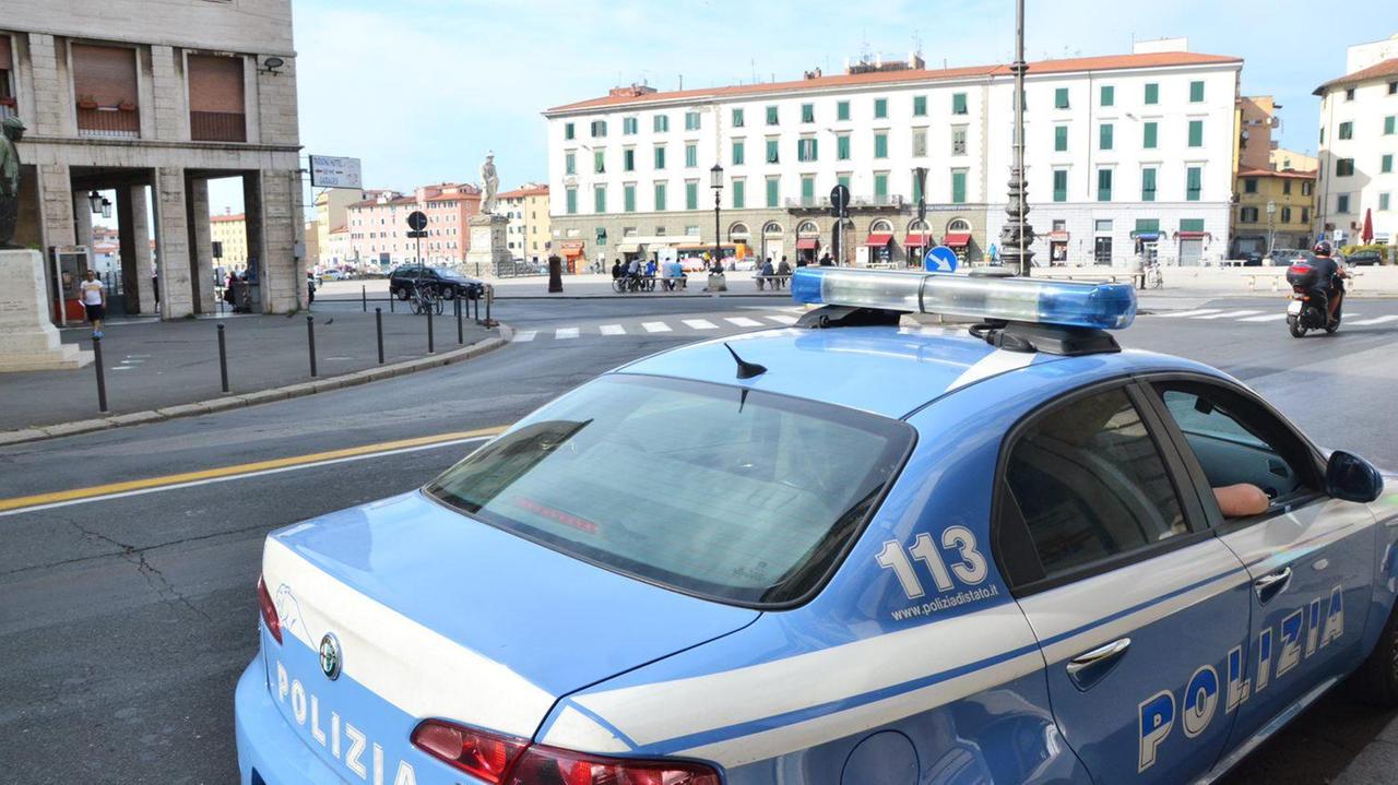 Una volante della polizia in piazza della Repubblica