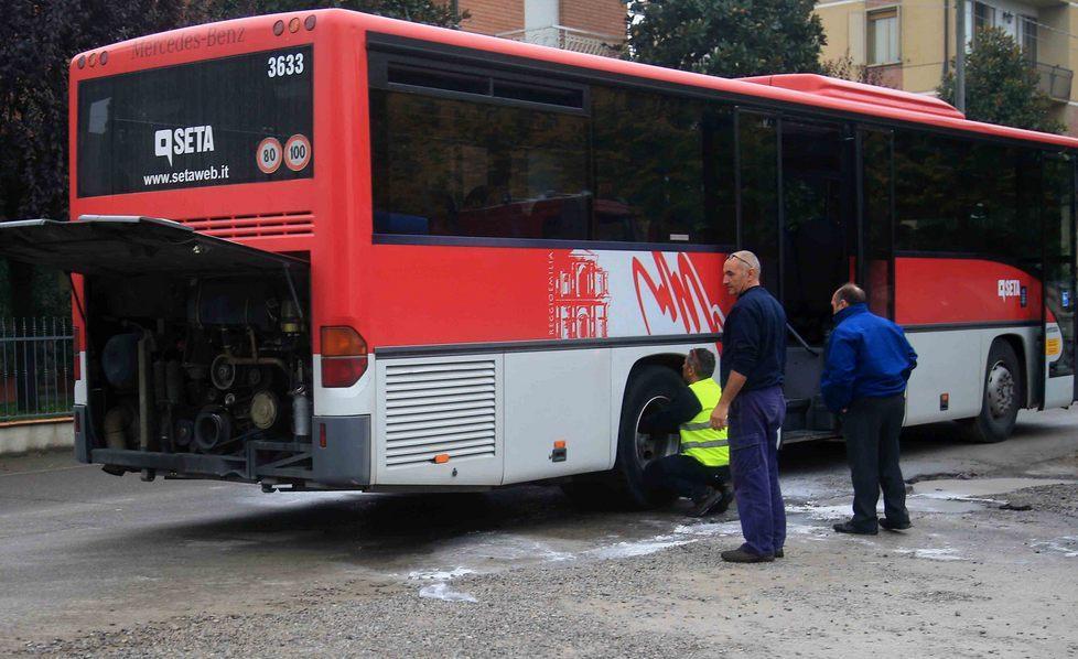Fumo dai freni, un bus di Seta si ferma con a bordo gli studenti 