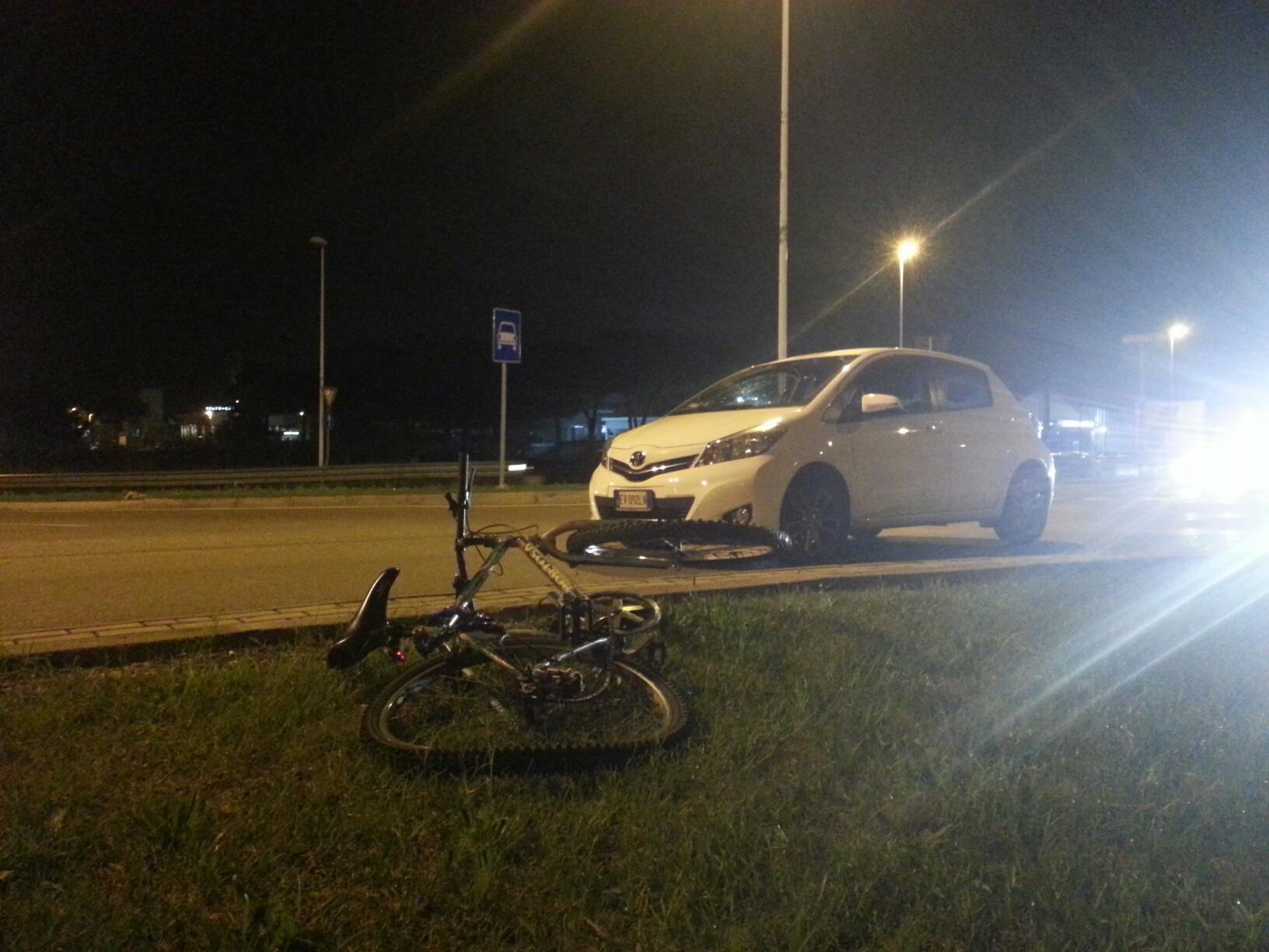 L'auto e la bicicletta coinvolte nell'incidente di Capezzana