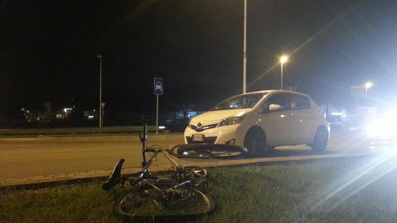 L'auto e la bicicletta coinvolte nell'incidente di Capezzana