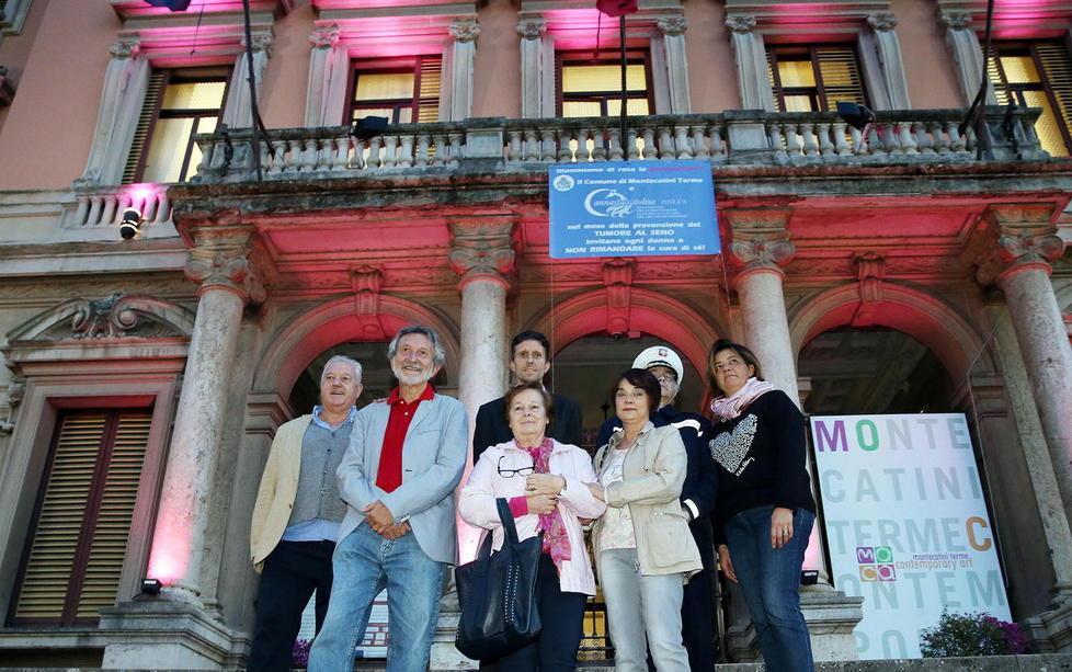 Municipio illuminato di rosa 