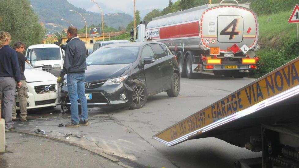 Scontro fra auto, traffico nel caos