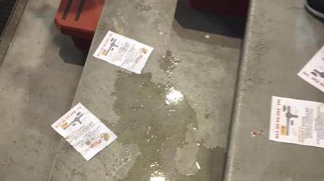 Tifosi con l’ombrello torna a piovere dentro il PalaCarrara