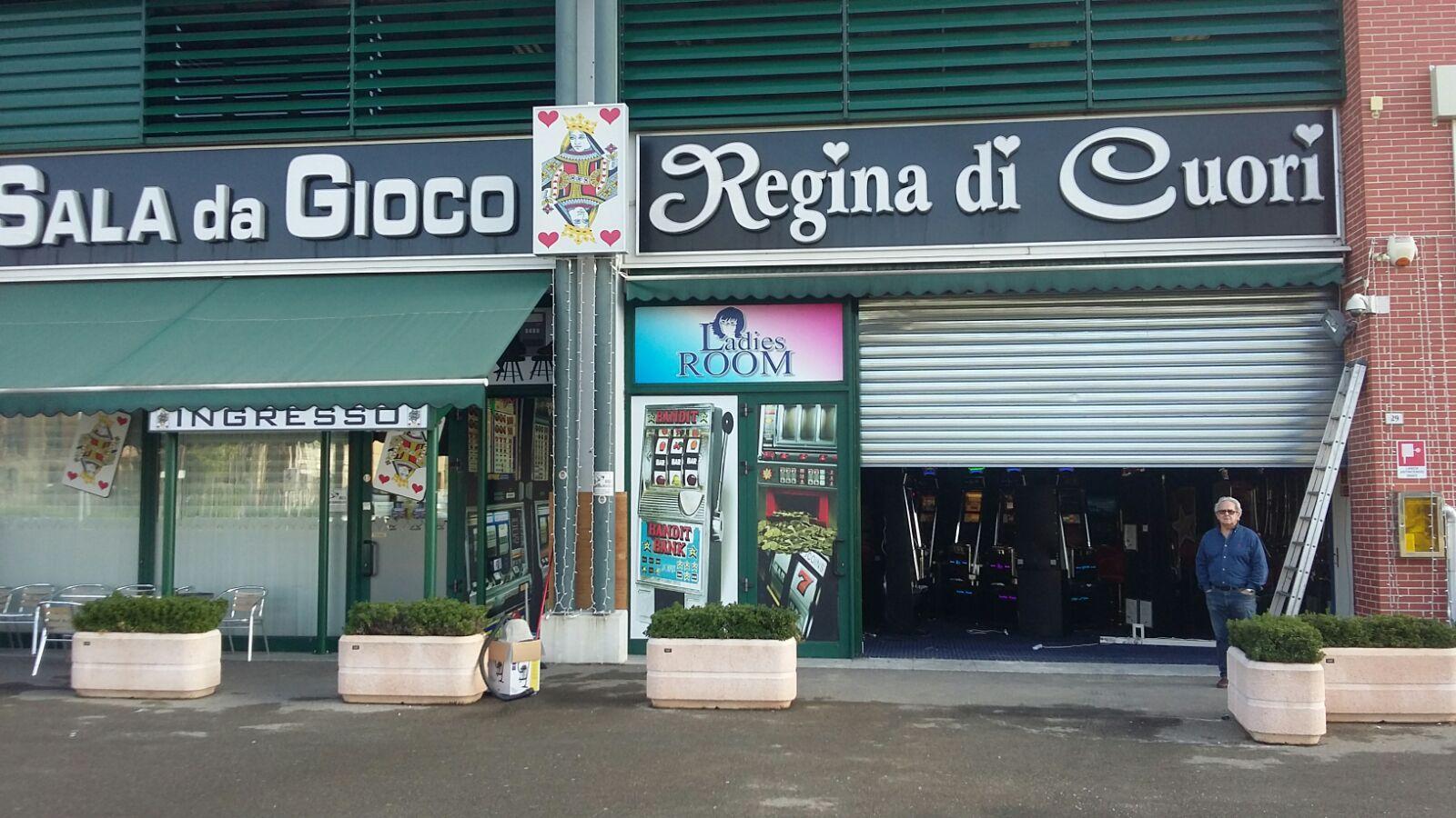 Furgone come ariete per rubare nella sala giochi