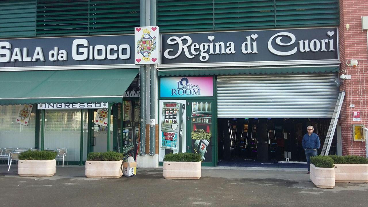 Furgone come ariete per rubare nella sala giochi