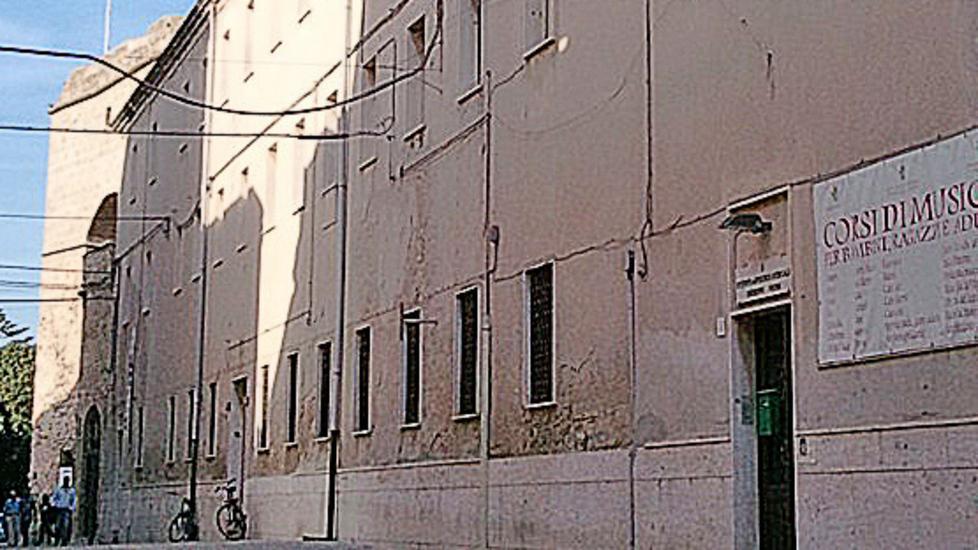 Alghero, ex caserma occupata da “Res Publica”: esposto in Procura 