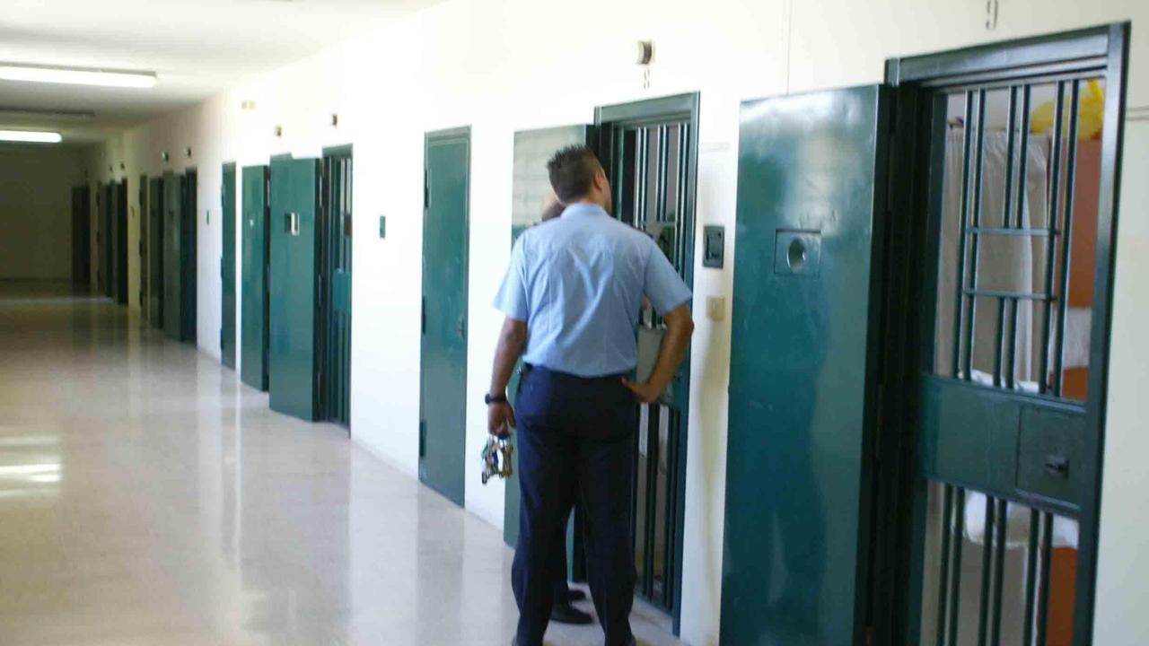 Detenuto tenta il suicidio in carcere, salvato da una guardia