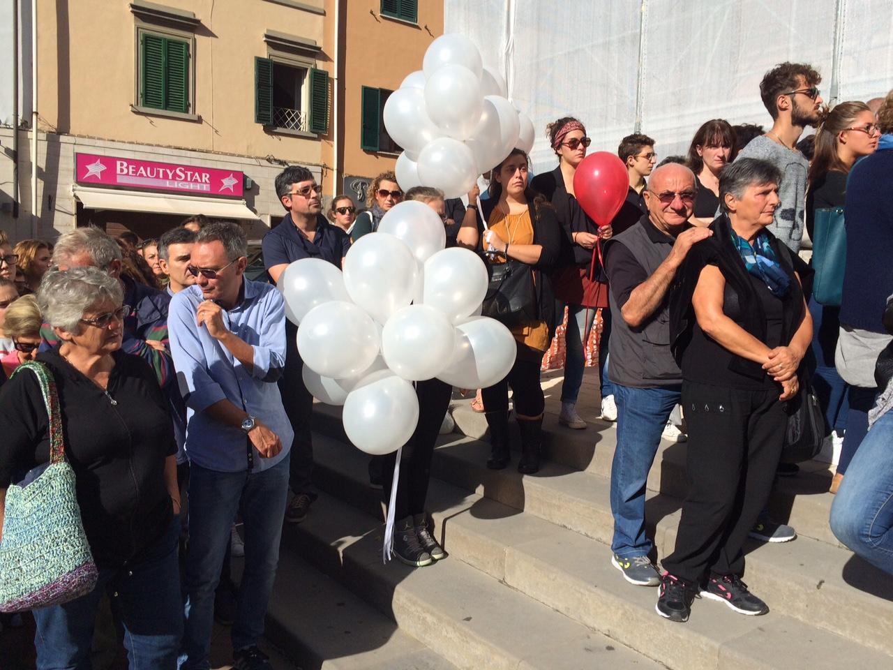 Palloncini bianchi davanti alla chiesa per salutare Laura Massa