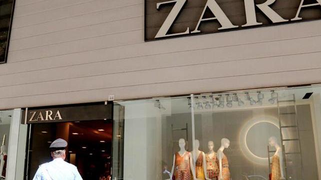 Operai colpiti da un distributore di bevande: incidente sul lavoro da Zara