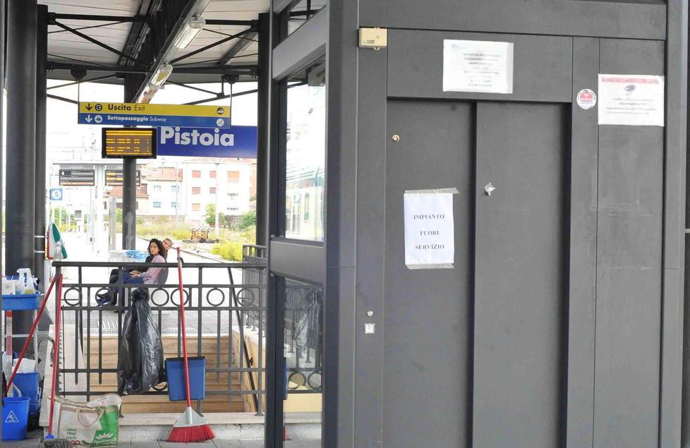 Il cartello sull'ascensore che dice che  "l'impianto è fuori servizio"