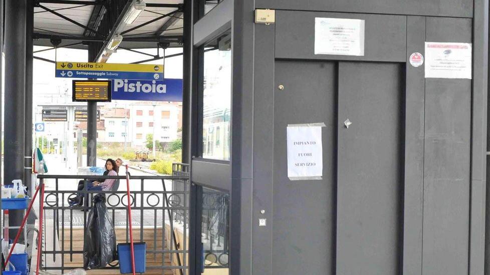 Il cartello sull'ascensore che dice che "l'impianto è fuori servizio"