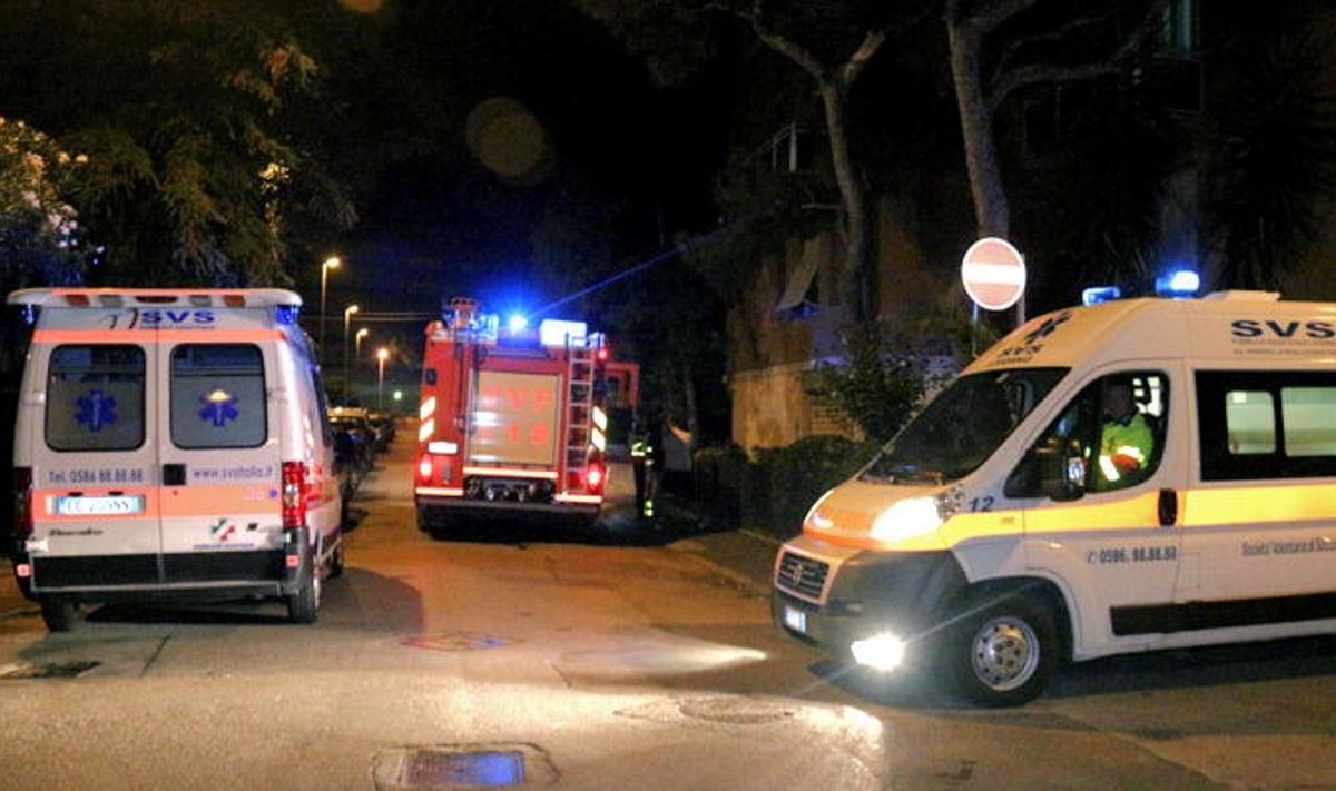 Vigili del fuoco e Svs intervengono in via dell'Alloro dopo la segnalazione della fuga di gas (Marzi Pentafoto)
