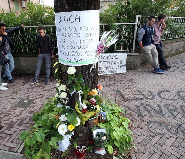 Quanti messaggi e fiori per i due amici “Sempre con noi”
