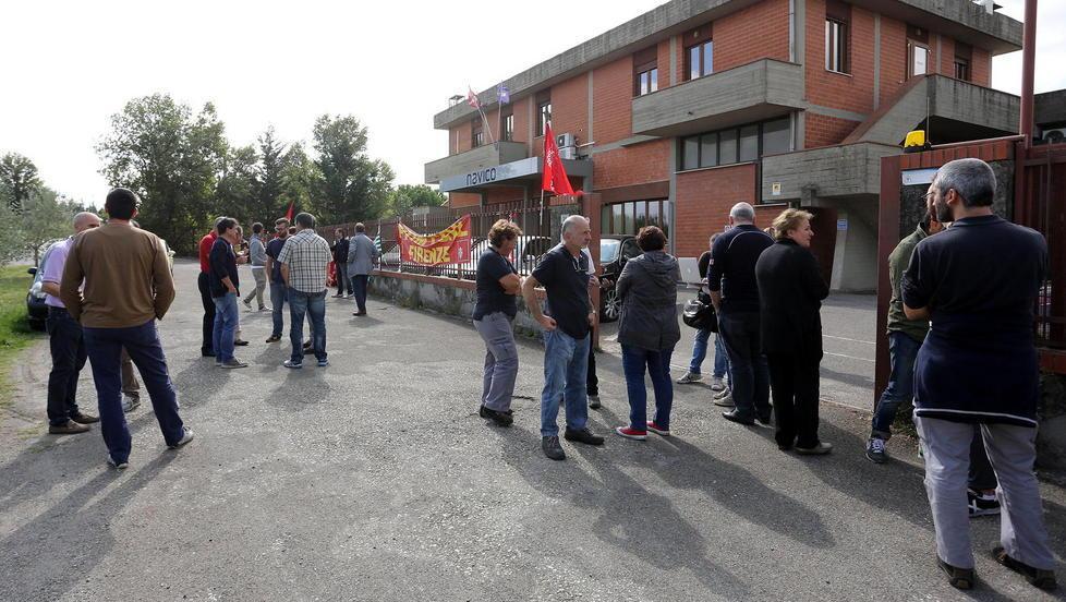 Protesta contro la multinazionale che ha licenziato due tecnici 