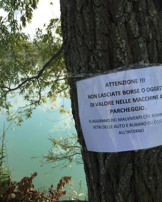 Mette cartelli: «Attenti ai ladri» 