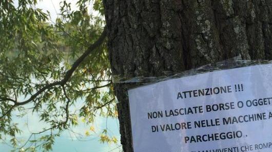 Mette cartelli: «Attenti ai ladri»