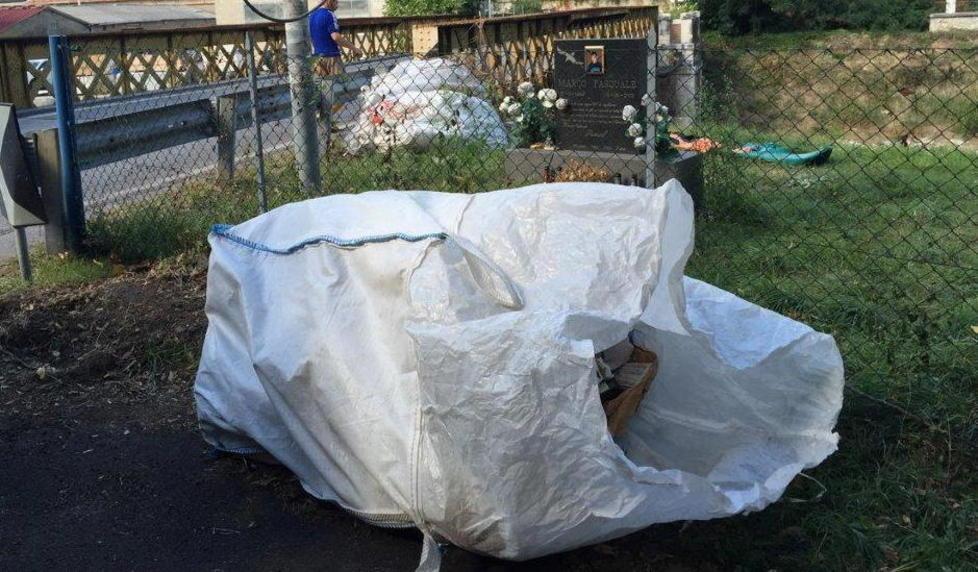 Lancia barattoli di vernice nel Versilia: denunciata 