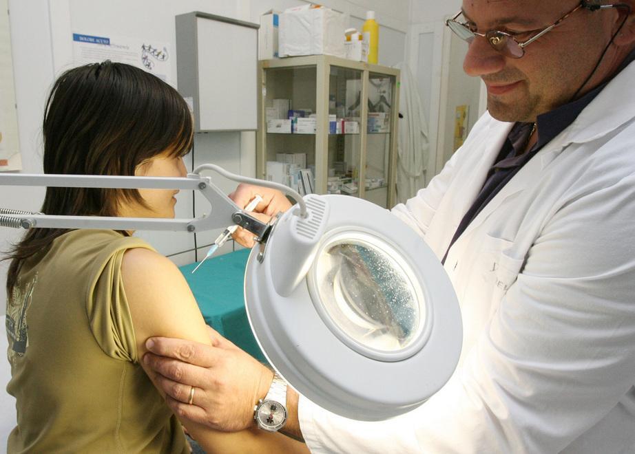 Sempre meno vaccinazioni «Così si rischia l’epidemia» 
