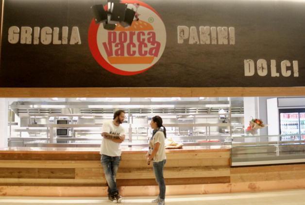 Il fast-food “Porca Vacca” sbarca oggi a Porta a mare