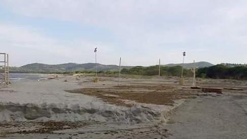 Un canale di scolo lungo la spiaggia