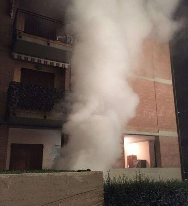 Auto prendono fuoco nel garage sotterraneo 