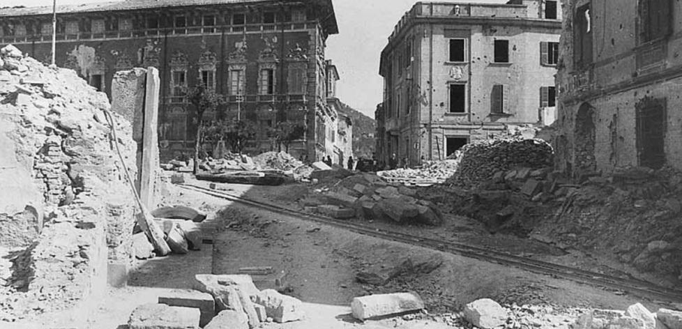 Piazza Aranci in macerie illeso l’obelisco e il Ducale 