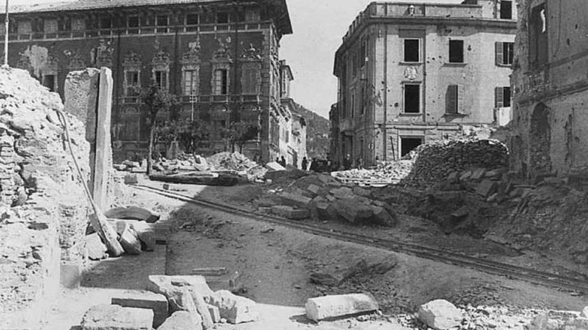 Piazza Aranci in macerie illeso l’obelisco e il Ducale