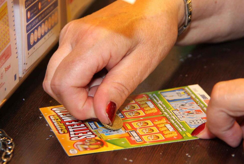 Donna ruba 11.000 euro, ne spende 1.700 al gioco 