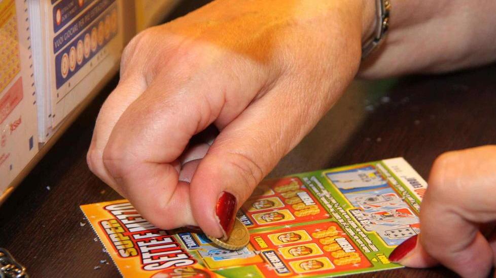 Donna ruba 11.000 euro, ne spende 1.700 al gioco