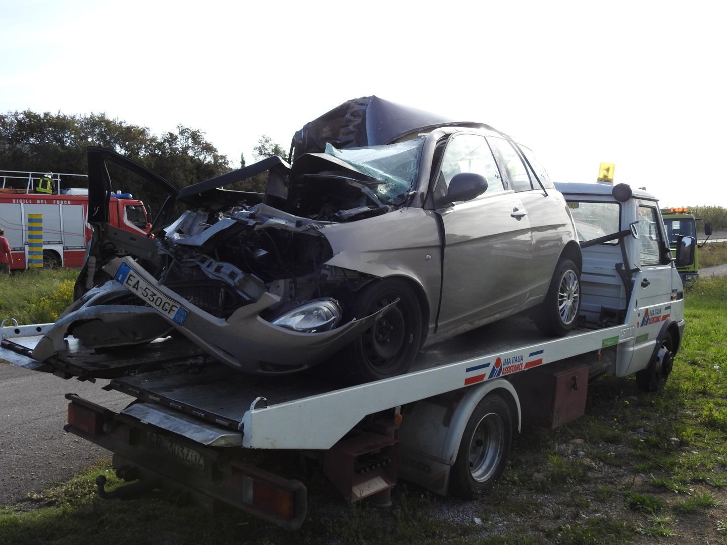 L'auto distrutta a Orbetello (foto Enzo Russo)