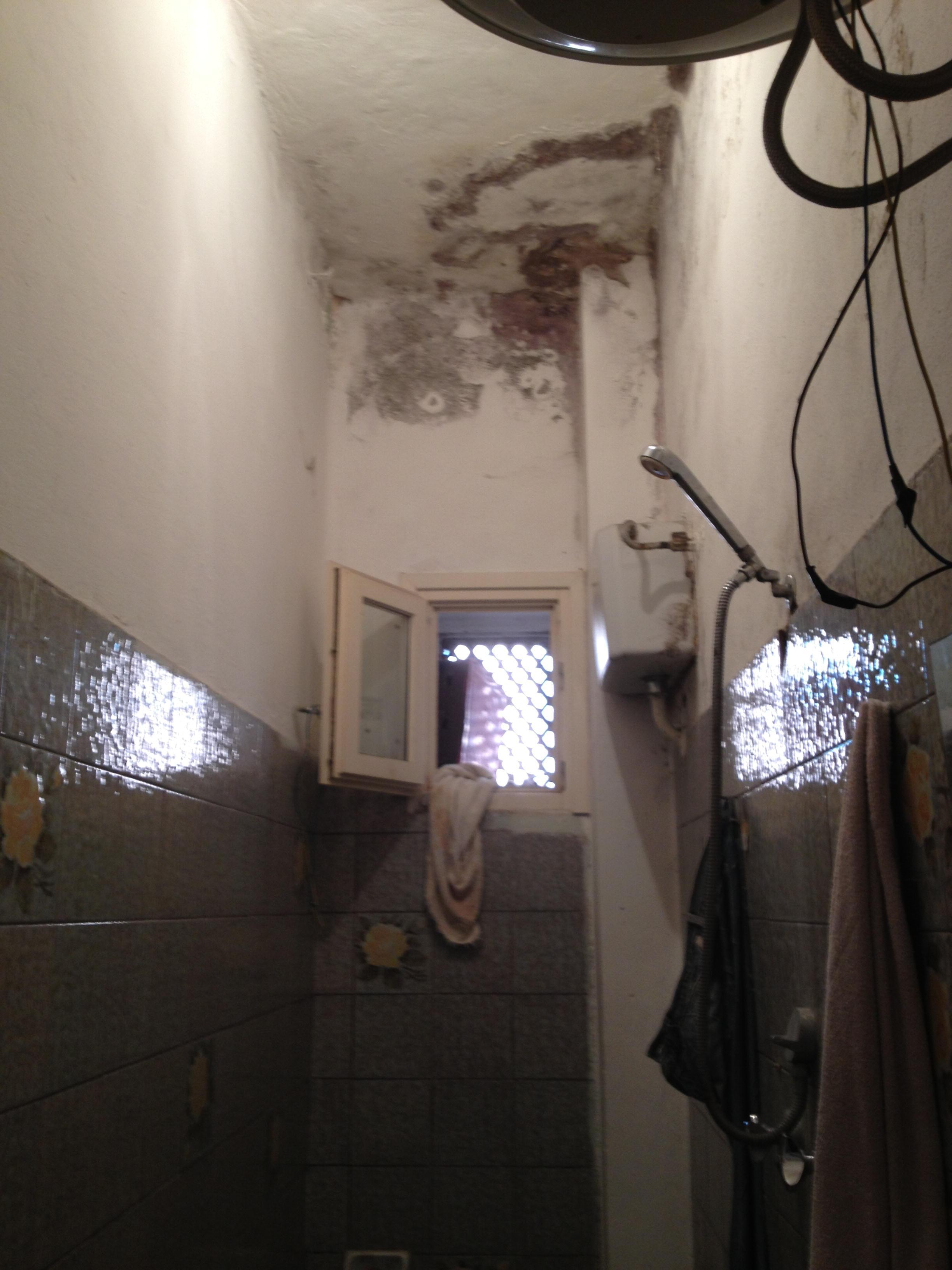 Il bagno di uno degli appartamenti del blocco della Chiccaia a Shangai