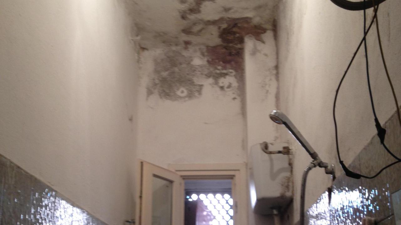 Il bagno di uno degli appartamenti del blocco della Chiccaia a Shangai