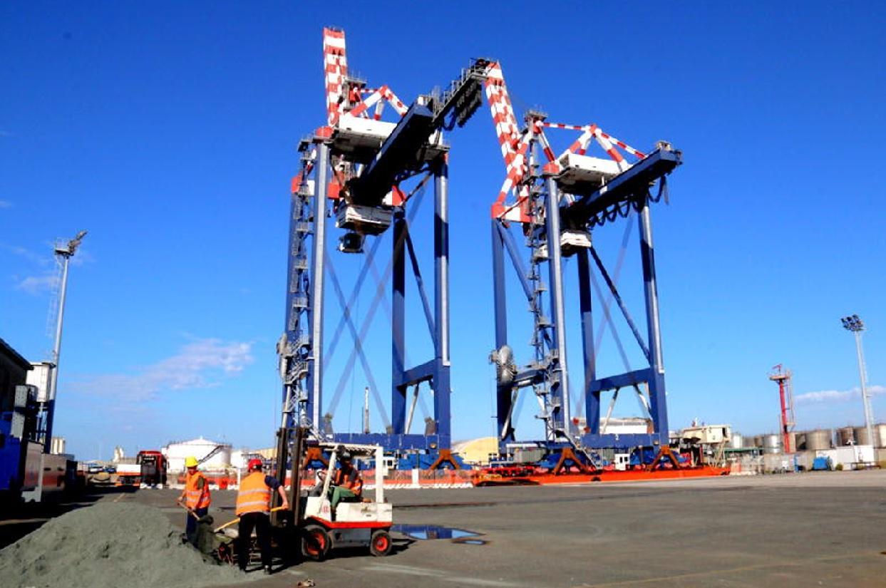 Gru al Lucarelli Terminal prima di essere collocate in Tdt (Marzi Pentafoto)