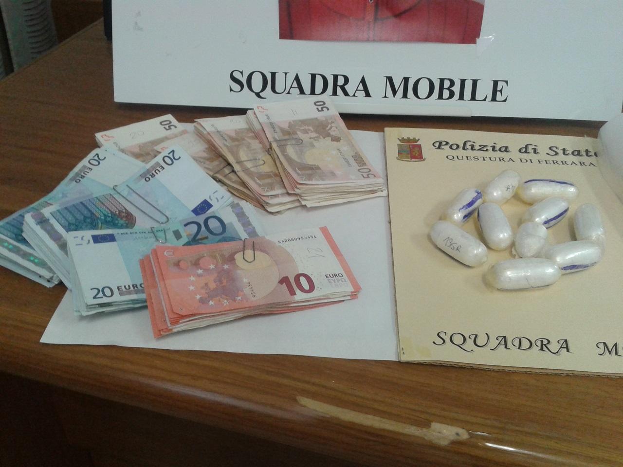 La cocaina e il denaro sequestrati dalla polizia
