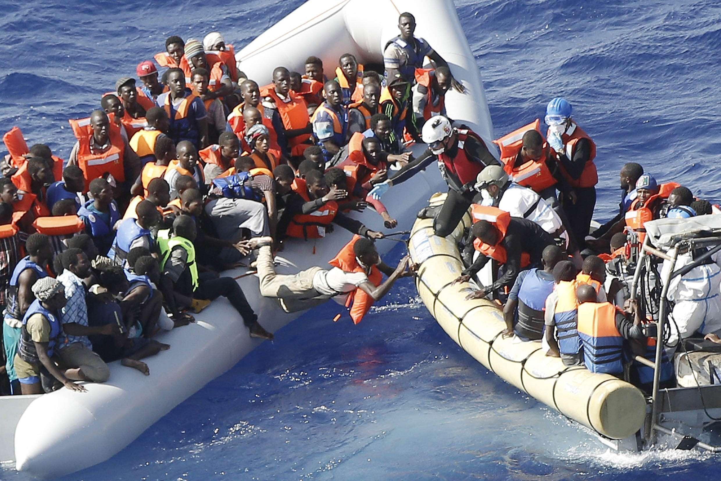 Un'immagine di un soccorso in mare di migranti