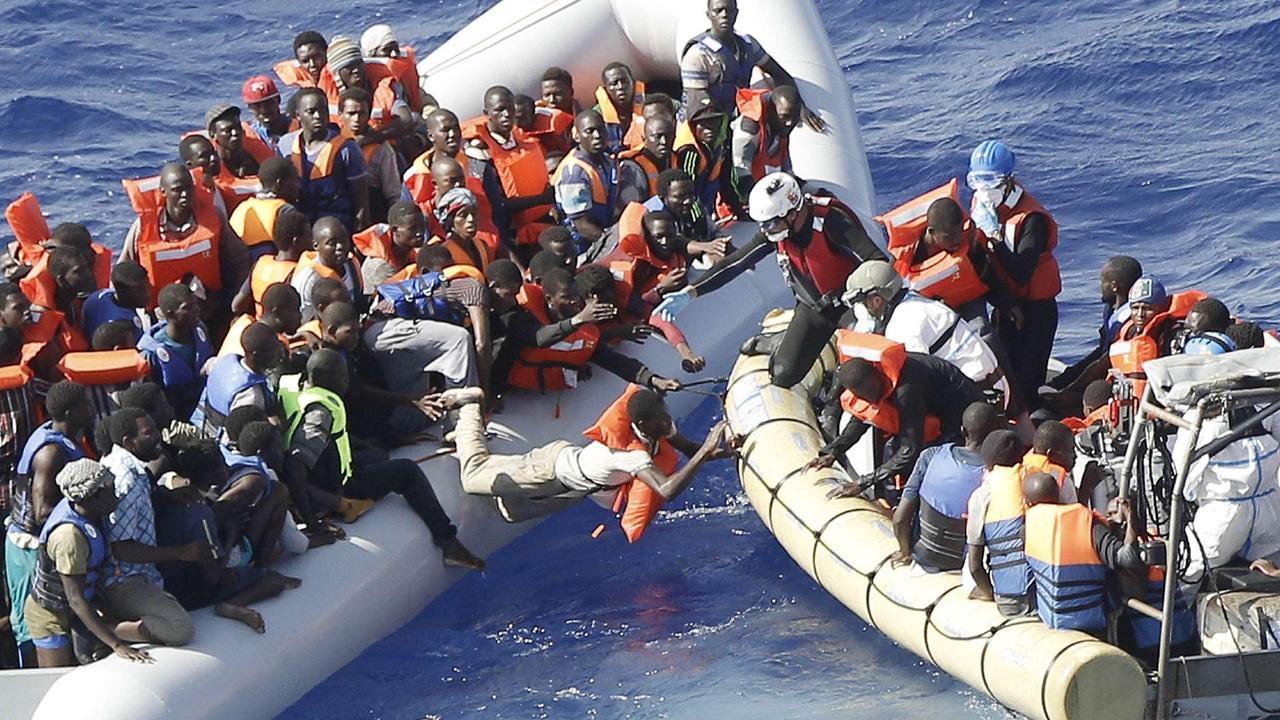 Un'immagine di un soccorso in mare di migranti