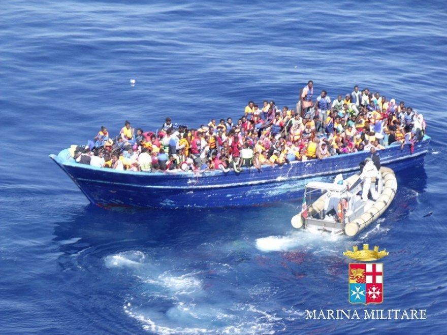 Uno dei barconi di migranti diretti in Italia (archivio)