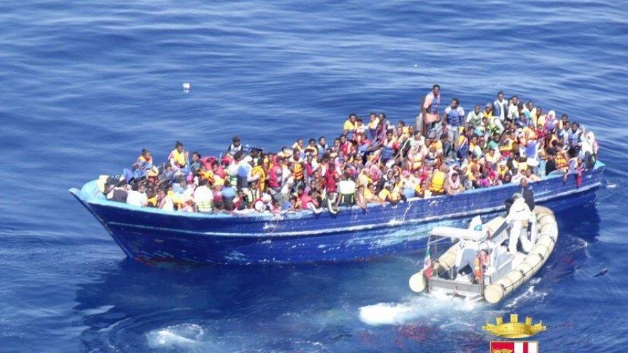 Uno dei barconi di migranti diretti in Italia (archivio)