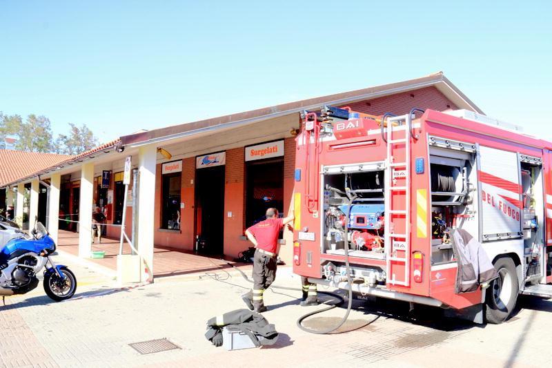 I vigili del fuoco sul luogo dell'incendio (Marzi Pentafoto)