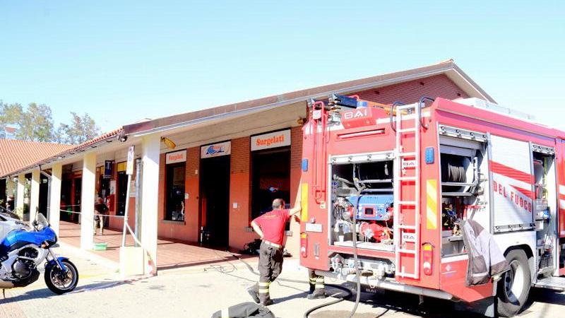 I vigili del fuoco sul luogo dell'incendio (Marzi Pentafoto)