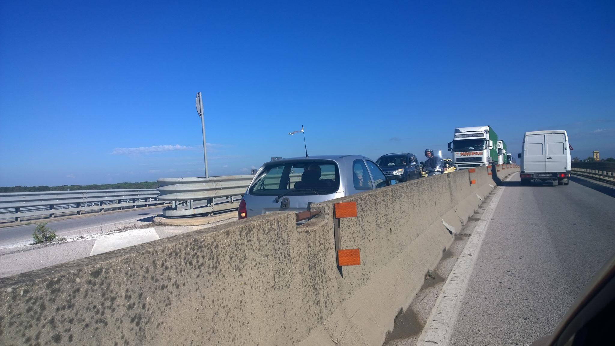 L'auto contromano fotografata dal nostro lettore (foto da Facebook)