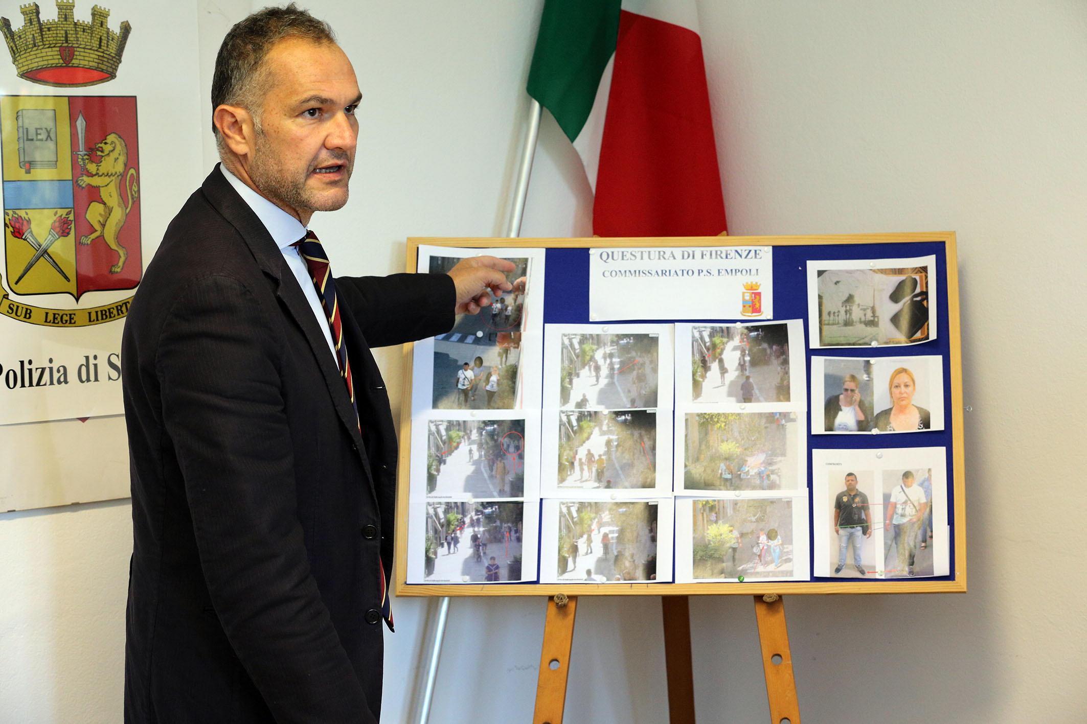 Il dirigente della polizia che mostra le foto degli arrestati 