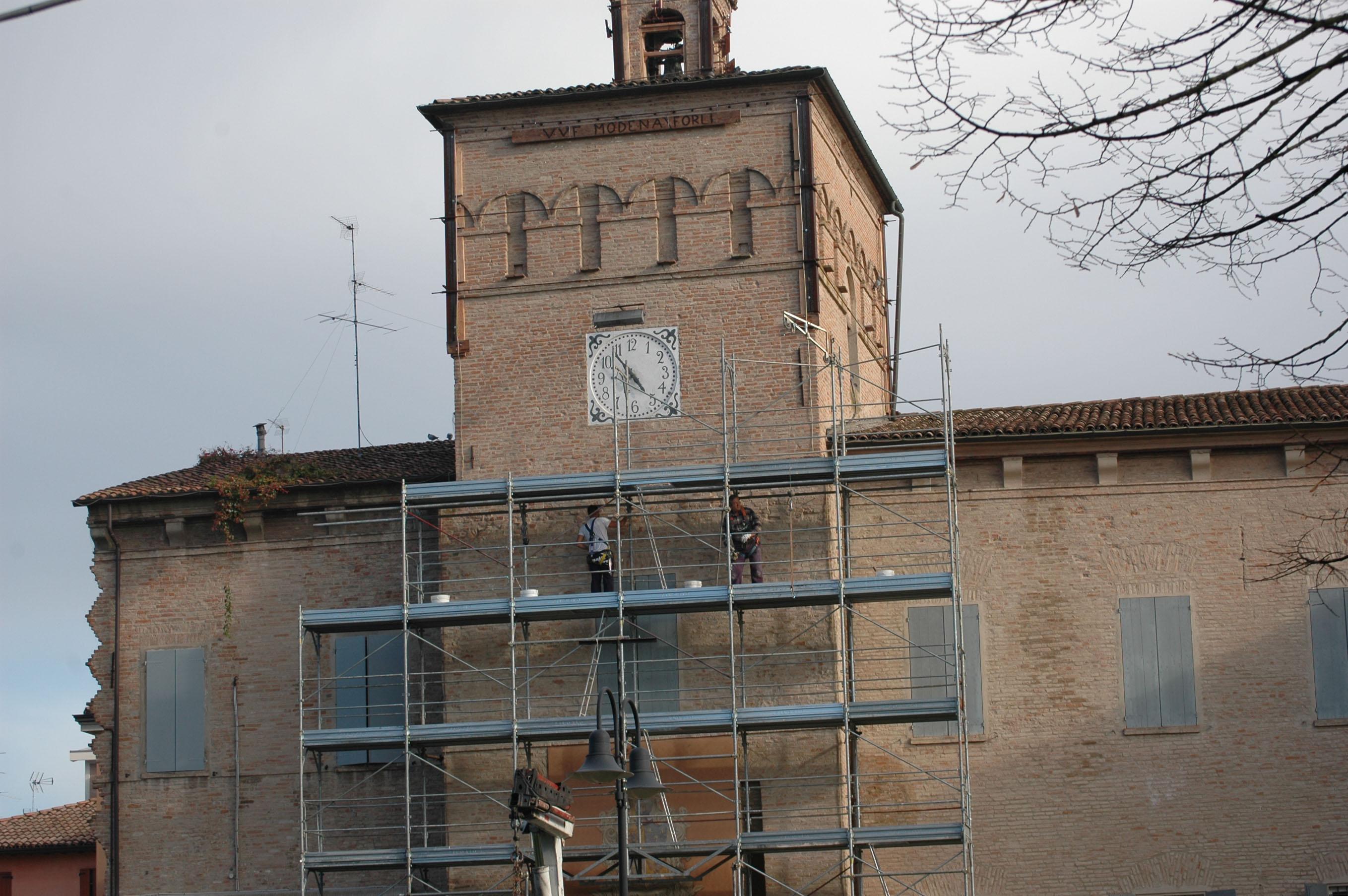 Le prime impalcature attorno il castello Campori