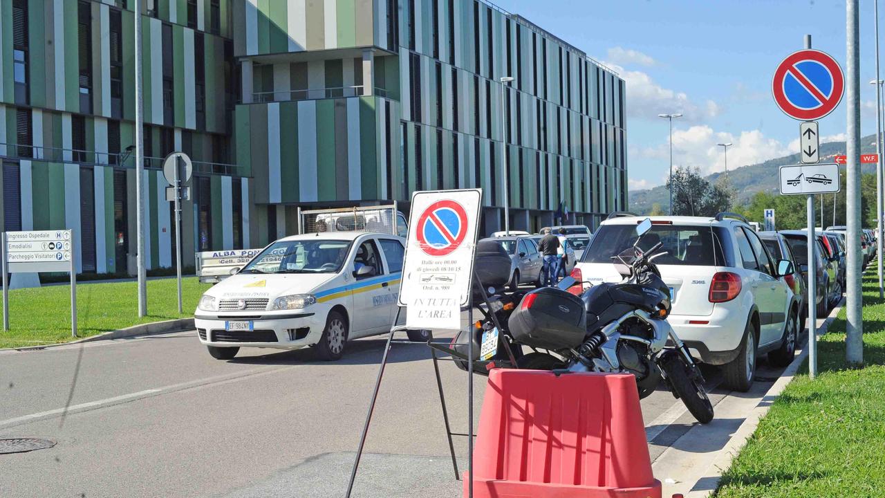 Ospedale San Jacopo: i cartelli ci sono, le multe no
